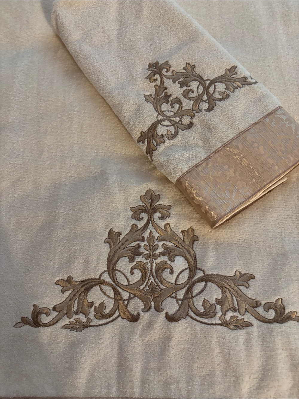 NEW Avanti Cream/Gold Bath Towel Set with Gold Embroidery - Picture 3 of 5